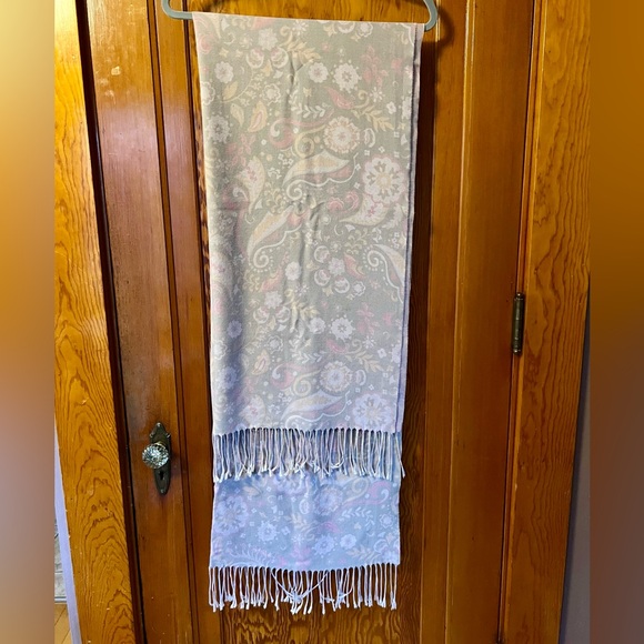 Soft, smooth purple-gray large floral scarf - Picture 4 of 6